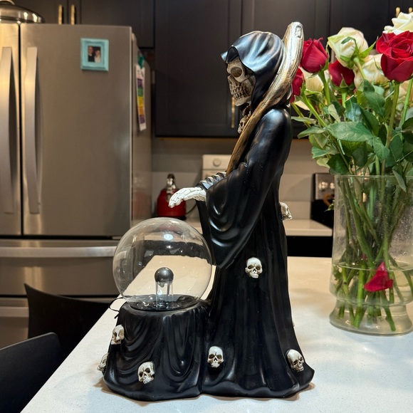 Grim Reaper Halloween Decor with Crystal Plasma Tesla BALL - Picture 4 of 15
